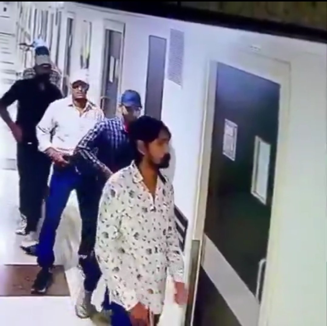 ANIL (@anilyadavmedia1) on Twitter photo आप कल्पना करिए इस तरह की CCTV फुटेज
<a href="/yadavakhilesh/">Akhilesh Yadav</a>, मायावती, मुलायम सिंह,
लालू यादव या तेजस्वी यादव की सरकार में आ गई होती,
या आज के दौर में किसी कांग्रेस शासित राज्य से ये वीडियो आया होता,
तो अब तक मनुवादी मीडिया ने धरती पर भूचाल ला दिया होता,
और मुख्यमंत्री से इस्तीफा माँगा आप कल्पना करिए इस तरह की CCTV फुटेज
<a href="/yadavakhilesh/">Akhilesh Yadav</a>, मायावती, मुलायम सिंह,
लालू यादव या तेजस्वी यादव की सरकार में आ गई होती,
या आज के दौर में किसी कांग्रेस शासित राज्य से ये वीडियो आया होता,
तो अब तक मनुवादी मीडिया ने धरती पर भूचाल ला दिया होता,
और मुख्यमंत्री से इस्तीफा माँगा