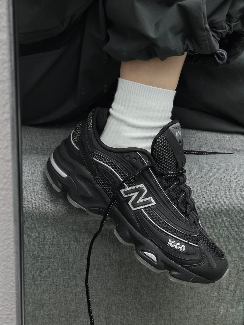 Dernières tailles des New Balance 1000 « Black Silver » à 89€ au lieu de 170€ 🥷

Code: NBSALE25 

Lien: newbalanceemea.pxf.io/nXeaM7