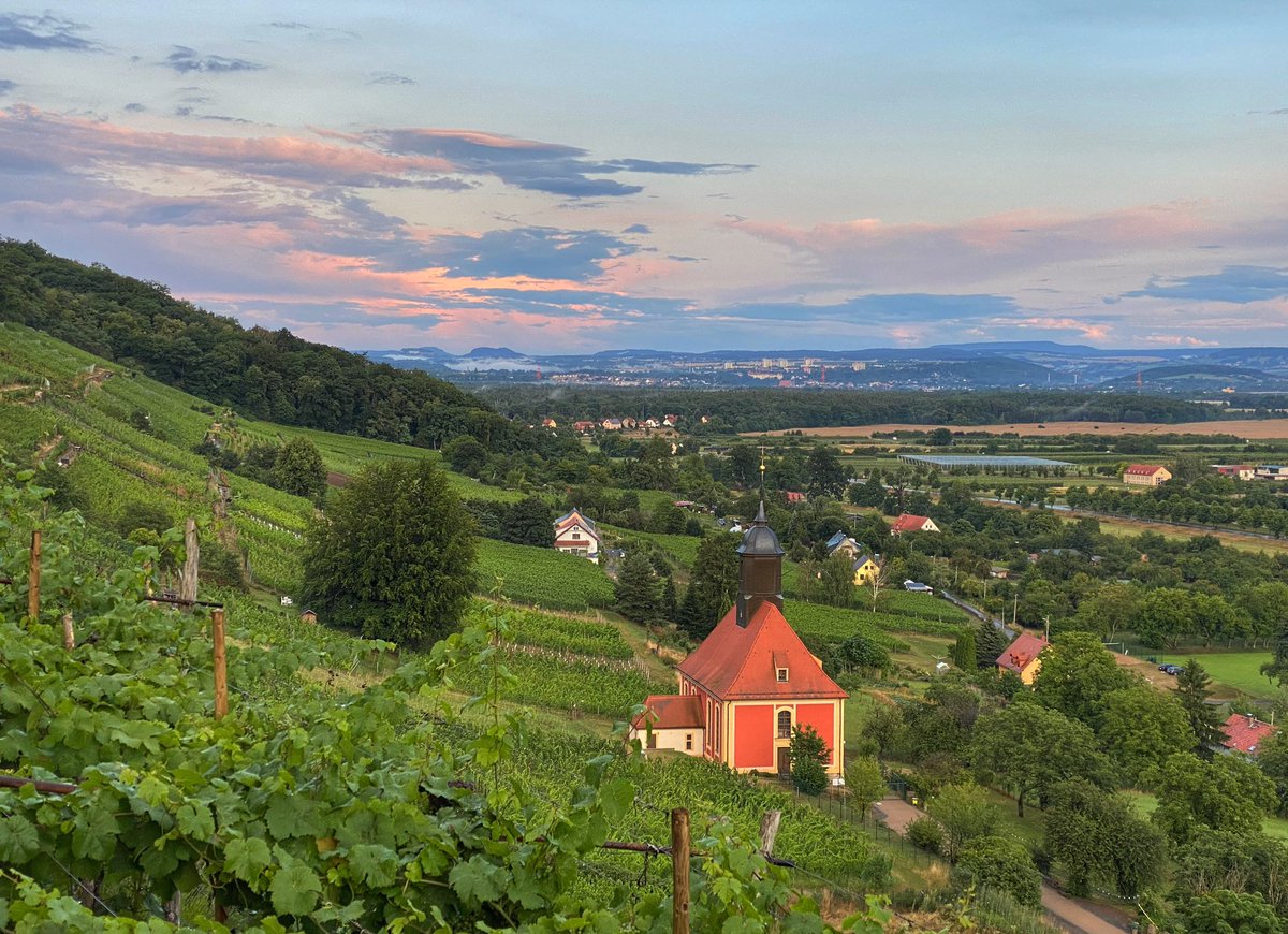 Hochtouren's tweet image. noch ein Foto von gestern Abend als das Gewitter nach Osten gezogen war und die Weinbergkirche Dresden Pillnitz im Abendlicht leuchtete; hinten die Sächsische Schweiz mit Nebelschwaden über den Tälern, rechts die im Bau befindliche Talbrücke neben dem Pirnaer Kohlberg