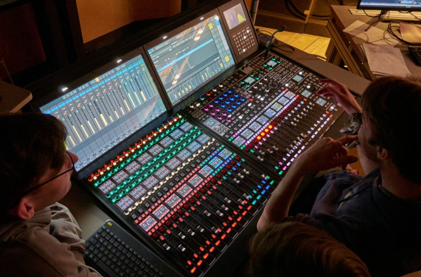 RedTech_News's tweet image. Sporting a comprehensive modernization of its central recording studio, @hdm_stgt  has installed a 32 fader @lawo mc²56 MkIII production console and A__UHD Core redtech.pro/lawo-helps-hdm… #Audio #Radio #AoIP #AudioConsoles #Germany #Lawo #StuttgartMediaUniversity