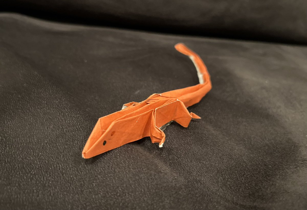 ISSA26640's tweet image. 1学期も明日で終わりです
生きもの係でクイズ大会をするので、景品を折り紙で作りました。
僕の飼っているカナヘビです🦎
喜んでくれるといいなぁ☺️