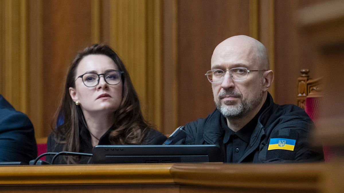 #SONDAKİKA #ukrayna Parlamentosu, yeni başbakanı seçti. Yeni başbakan, bir önceki hükümette başbakanlık görevinde bulunan Yuliya Svıdırenko oldu.