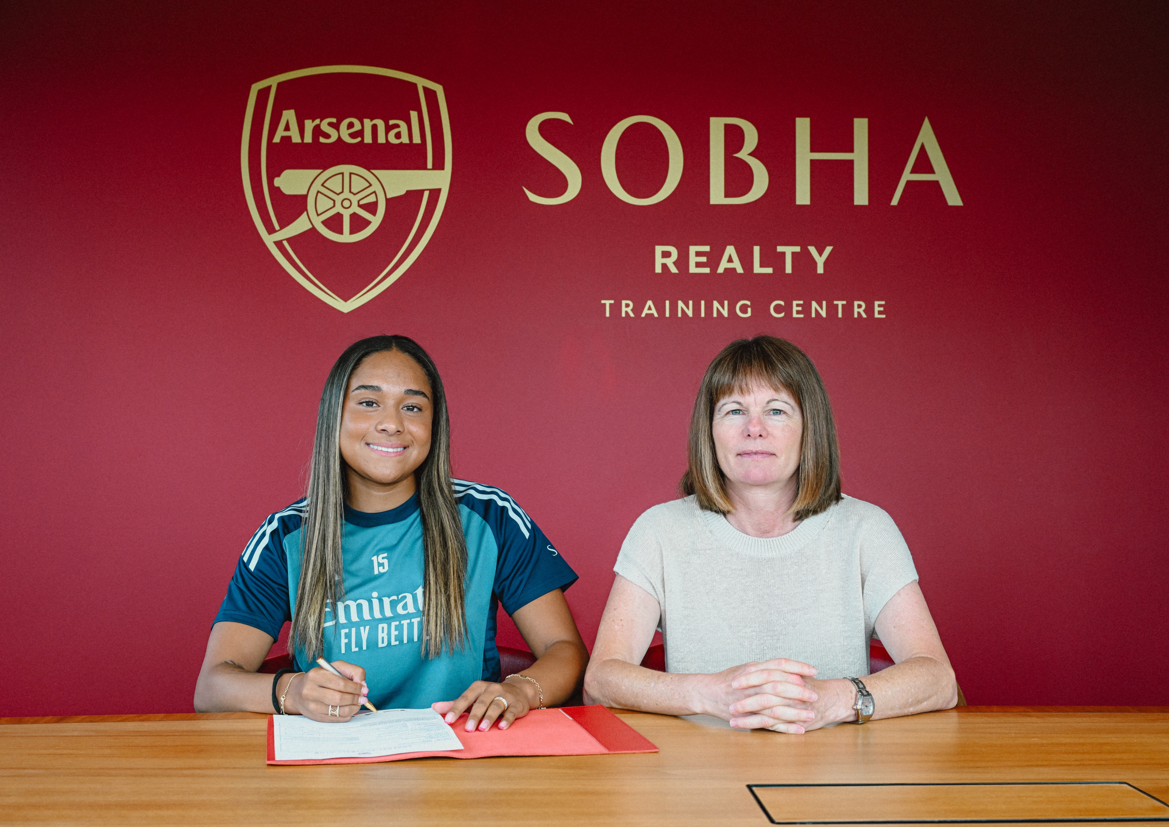 Olivia Smith signs her contract with The Arsenal at Sobha Realty Training Centre. 