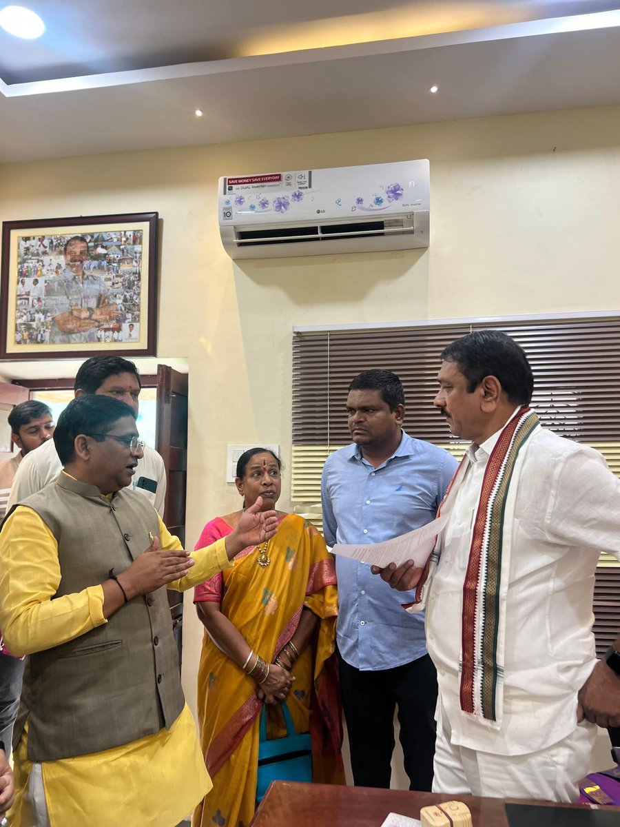 హయత్‌నగర్ డివిజన్ లోని కమలానగర్ కాలనీలో మంచినీటిలో మురుగునీరు కలుస్తున్న విషయం మరియు డ్రైనేజీ సమస్య, రోడ్ల మరమత్తుల సమస్యలు పరిష్కరించాలని కోరుతూ స్థానిక కాలనీవాసులతో కలిసి ఎల్ బి నగర్ MLA శ్రీ D. సుధీర్ రెడ్డి గారిని కలిసి వినతిపత్రం ఇవ్వడం జరిగింది. సంబంధిత అధికారులతో వెంటనే