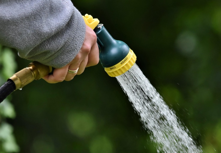 Fino al #30settembre limitazioni al consumo di acqua per usi extra-domestici. Dalle 8 alle 21 vietato annaffiare orti, giardini e lavare veicoli (consentito solo agli autolavaggi). Negli orti comunali divieto di prelievo dalle 10 alle 18 👉 bit.ly/3GPVyCk #PLBologna