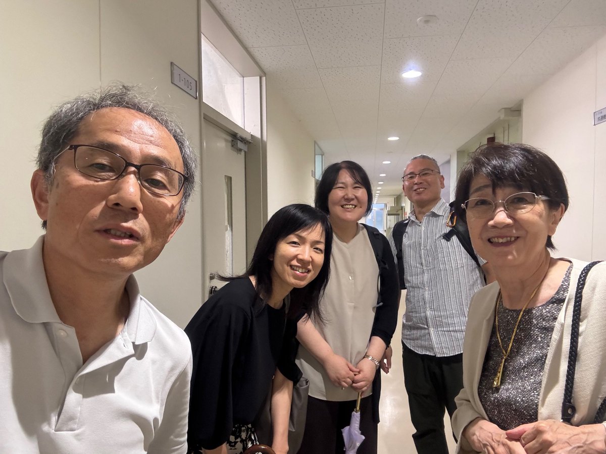 いつも親しくさせていただいている方が、今日は、講演のため、岡山に訪ねてきてくださりましたー　京都のOB,OGの皆さんと飲みに出かけるとのことで、私は見送り
雨なのでみなさん気をつけて！