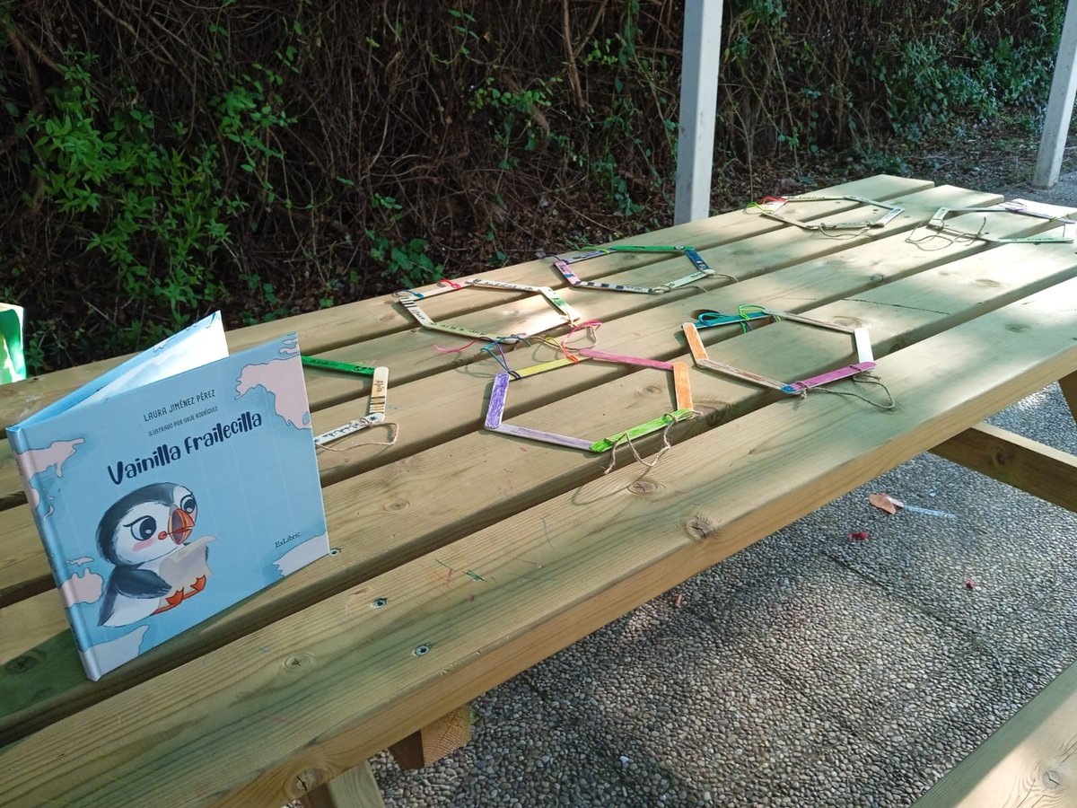 AytoSimancas's tweet photo. 📚✨ Ayer disfrutamos en la piscina del taller infantil Atrapasueños y de la lectura del cuento Vainilla Frailecilla 🐧📖
Los peques crearon con ilusión y mucho color. ¡Gracias por compartir esta tarde mágica! 💫
#TallerInfantil #Verano2025 #Cultura #Ayuntamiento https://t.co/4WjyshhNq0