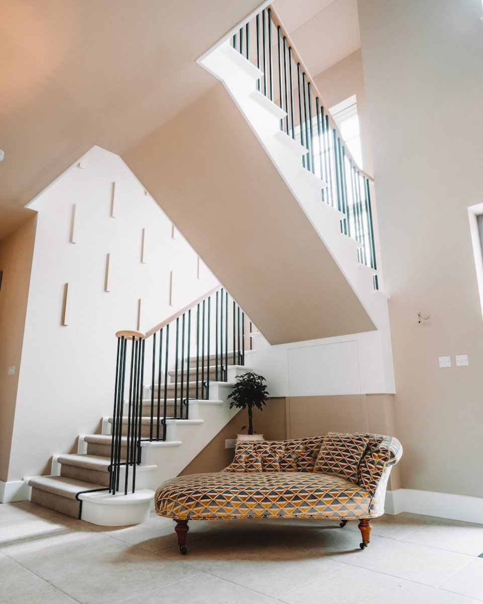 A standout staircase built in collaboration with Construct 10 for one of their high-end Chichester developments 🛠️

We designed and installed a paint-finish staircase with cut strings, powder-coated steel spindles, and a continuous oak handrail—with no newel posts in sight.