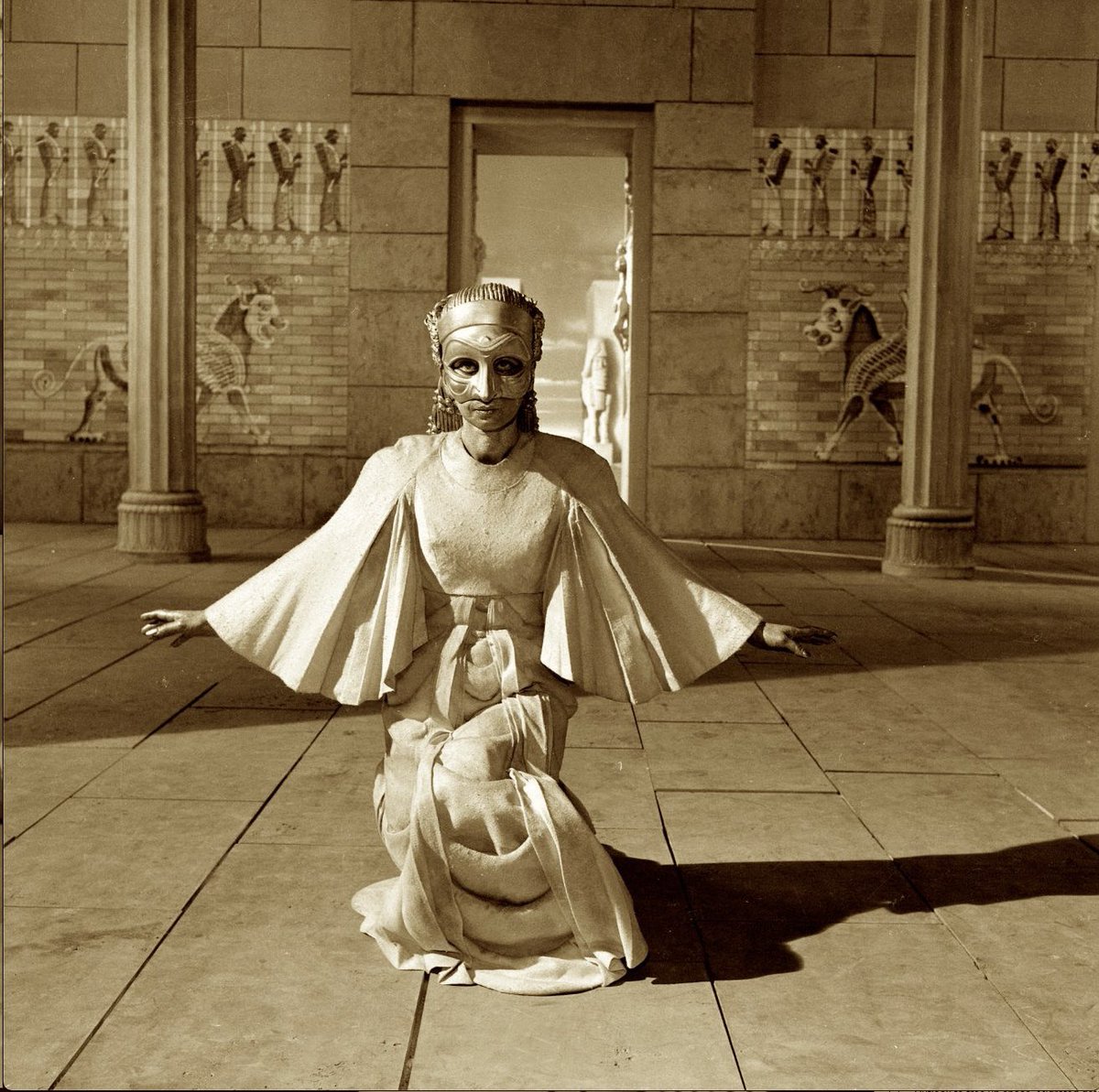 ShahanshahCyrus's tweet image. May we be among those who renew the world.
—Zoroastrian Yasna, verse 30.9