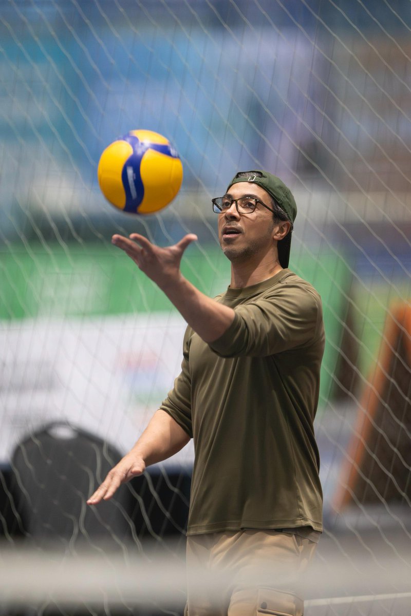 سمو الشيخ #منصور_بن_زايد آل نهيان في مباراة ودية مثيرة في كرة الطائرة

#صيف_أبوظبي_الرياضي