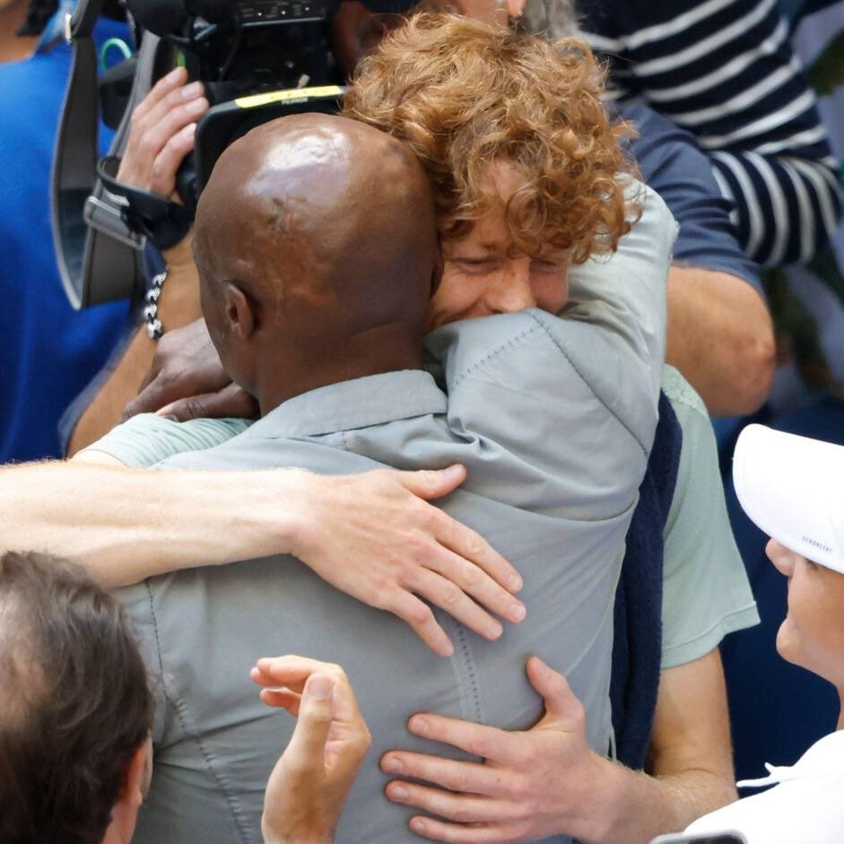 giovannipelazzo's tweet photo. Seal 🎙

"Io e Sinner ci siamo conosciuti 4 anni fa allo US Open. Lui disse che gli piacevano i miei vestiti, io gli risposi che adoravo il suo tennis: siamo diventati amici.

Io portafortuna di Jannik? Ma no, non ha bisogno di me per vincere! È un privilegio vederlo giocare, a me piace il tennis ma non vado alle sue partite per questo.

Ci vado perché è incredibilmente positivo come essere umano. Vedere questa umiltà e questa empatia in un ragazzo così giovane è estremamente raro"

Via @qnazionale