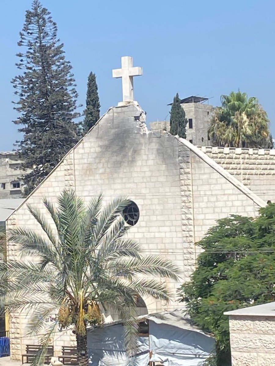 UniCatolicos_es's tweet photo. ‼️‼️El Patriarcado de Jerusalén informa que la única iglesia católica de Gaza ha sido bombardeada esta mañana.

Hay dos muertos y varios heridos, entre ellos el párroco el padre Gabriel Romanelli.

Recemos por los cristianos de Gaza 🙏🏻 https://t.co/QQ7xfmEBWN
