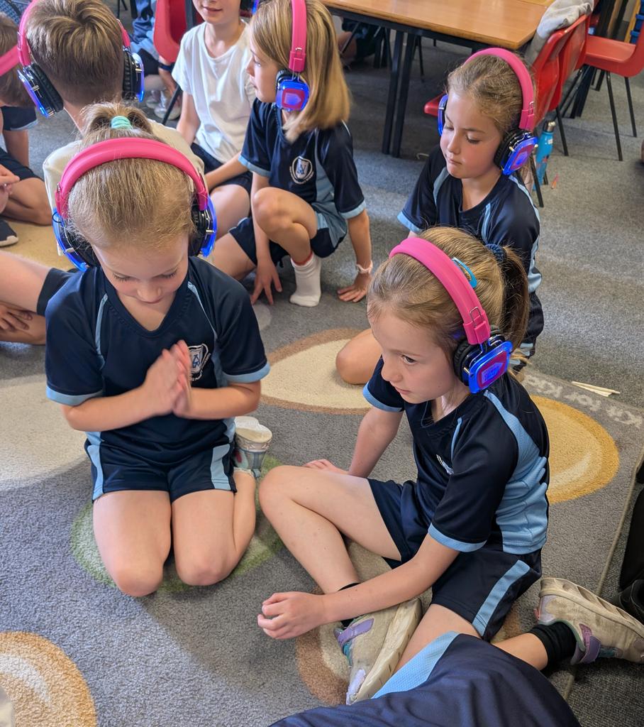 WestAshtead's tweet photo. Thank you @nowpressplay for our new rechargeable equipment. Year 3 have thoroughly enjoyed testing it out as pollinating bees during a Science Experience about plants. #WeAreLEO @LEOcomputing @LEOacademies https://t.co/c57CAaPTlB