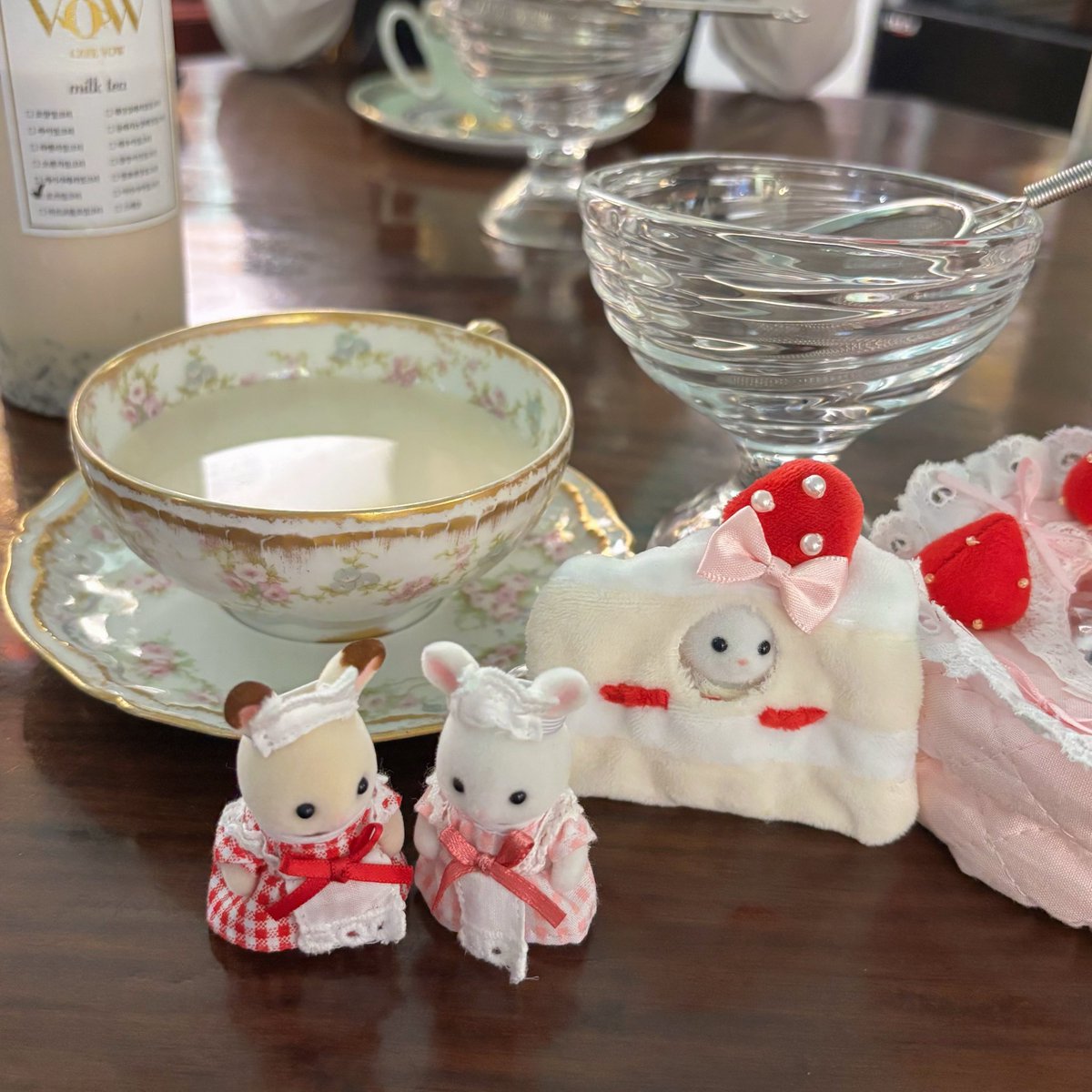 yournalee's tweet image. 딸기케이크와 로즈밀크티 🍰