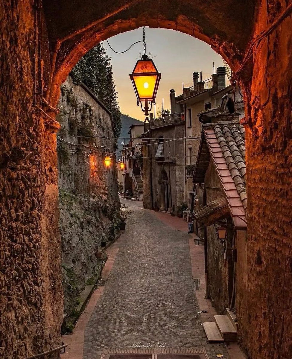 visit_lazio's tweet photo. A passeggio tra i vicoli illuminati di #Toffia, in provincia di #Rieti
📷 Ig ale_ssietta81
#VisitLazio #LazioIsMe #LazioEternaScoperta https://t.co/YgLLLLBLEj
