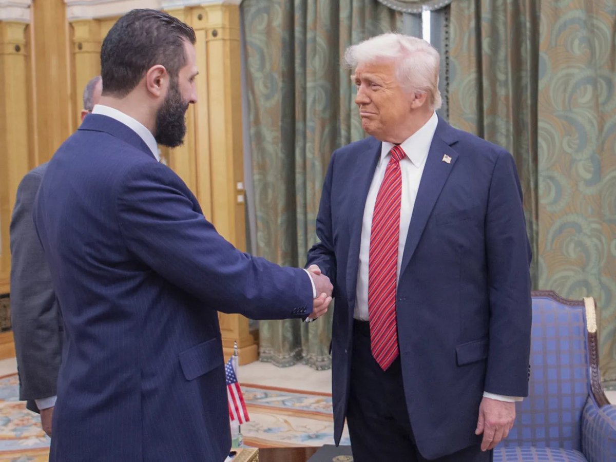 JashniMitra's tweet image. عقل و شعور جولانی، بهمراتب از نسخهی شیعیاش، علی خامنهای، بیشتر است؛ و دلبستگیاش به سوریه نیز آشکارا ژرفتر از حس سرد و بیگانهٔ خامنهایِ انیرانی نسبت به ایران است. دستکم جولانی، برای پایان جنگ، آشکارا اعلام کرده که «منافع ملت سوریه را بر آشوب، ویرانی و جنگ مقدم میداند» و…