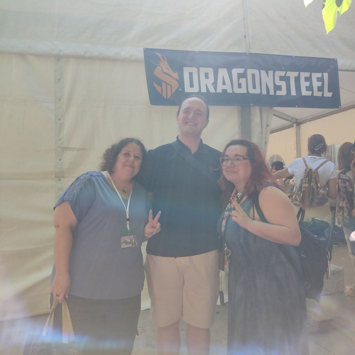 Un poco ausente por aquí, porque estamos a tope en el <a href="/festivalcelsius/">Celsius 232</a> y en el estado de <a href="/DragonsteelBook/">Dragonsteel</a> Allí conocimos a Phil, del staff, super majo y cercano 💜💜