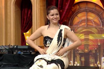 BollywoodCity7's tweet image. Expression Game Strong 🎭👑

Rubina Dilaik steals the spotlight yet again with her unmatched expressions—grace, charm, and drama rolled into one!

#RubinaDilaik #ExpressionQueen #LaughterChefs2 #RubiHolics