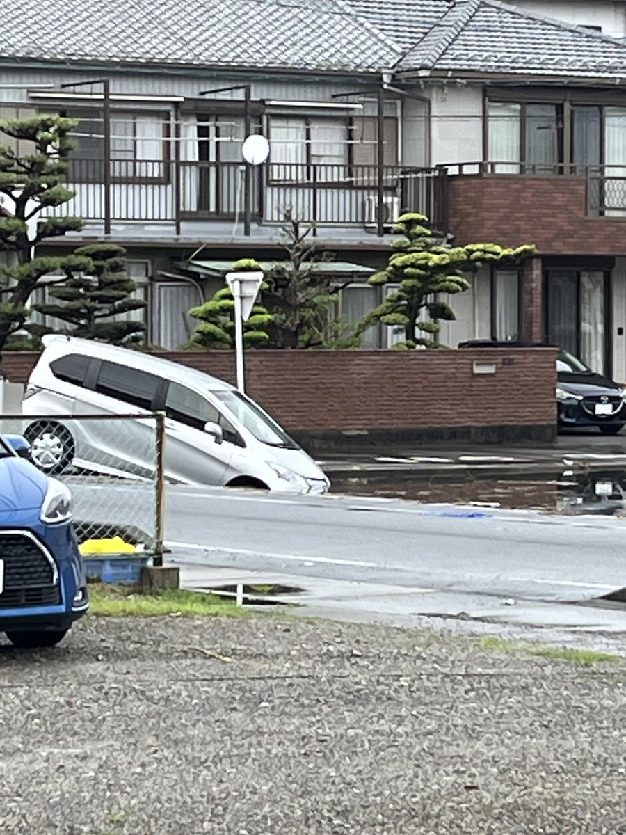 evan_3232's tweet photo. 仕事から家に戻ったら
集中豪雨の影響か？
途中で車落ちてた。

道の境目わからなかったのかな？
皆様もお気をつけて…
#津島
#冠水 https://t.co/4FCtogQW2M