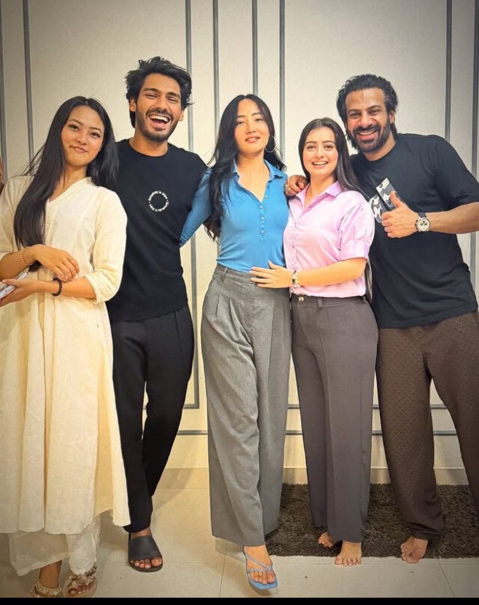 Bigg Boss 18 Reunion: Karanveer Mehra, Digvijay Rathee, Chum Darang, and Chahat Pandey had a small reunion party.

#ChahatPandey
#KaranVeerMehra𓃵 
#ChumDarang
#DigvijaySingh 
#BiggBoss18