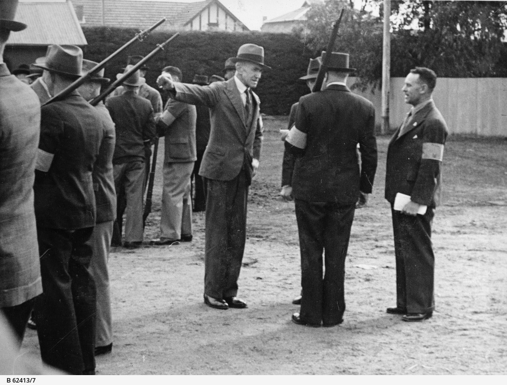 🅾🅽  🆃🅷🅸🆂  🅳🅰🆈
JULY 20, 1940: Members of the South Australian branch of the VDC (4MD) awaiting the issue of armbands - 'an important matter of dressing'. #SouthAustralia #VDC #WW2 🇦🇺

Image source: collections.slsa.sa.gov.au/resource/B+624…