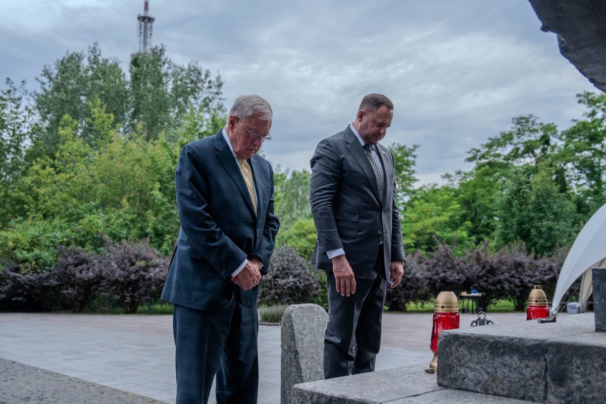 generalkellogg's tweet image. Yesterday in Kyiv, I visited Babyn Yar with Jewish religious leaders and @AndriyYermak who leads the Office of the President (Zelenskyy). This site is sacred ground where thousands were murdered in the Holocaust. We honored the victims. This same site was targeted by ballistic…