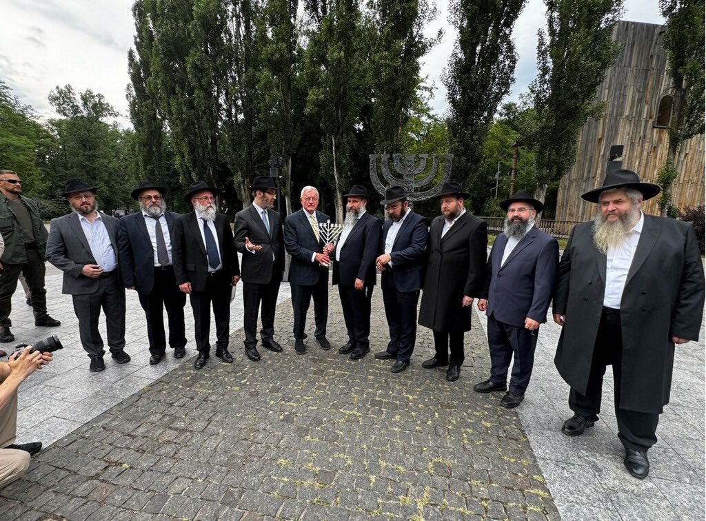generalkellogg's tweet image. Yesterday in Kyiv, I visited Babyn Yar with Jewish religious leaders and @AndriyYermak who leads the Office of the President (Zelenskyy). This site is sacred ground where thousands were murdered in the Holocaust. We honored the victims. This same site was targeted by ballistic…