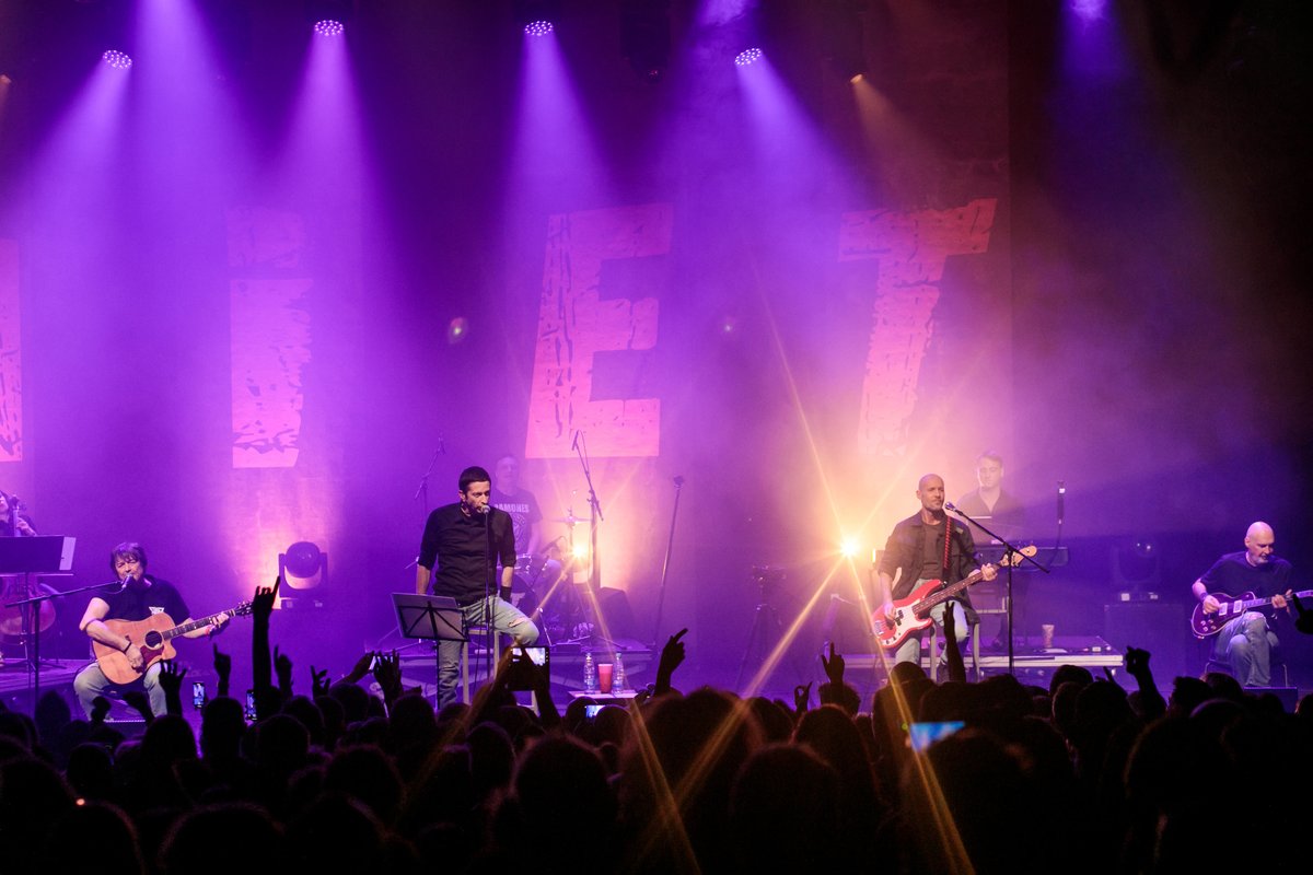 Niet predstavljajo videospot za skladbo Škrati in gosenice, ki je nastal 2. aprila letos na akustičnem koncertu v Kinu Šiška.

Več na:

zkp.rtvslo.si/sl/Novice/niet…