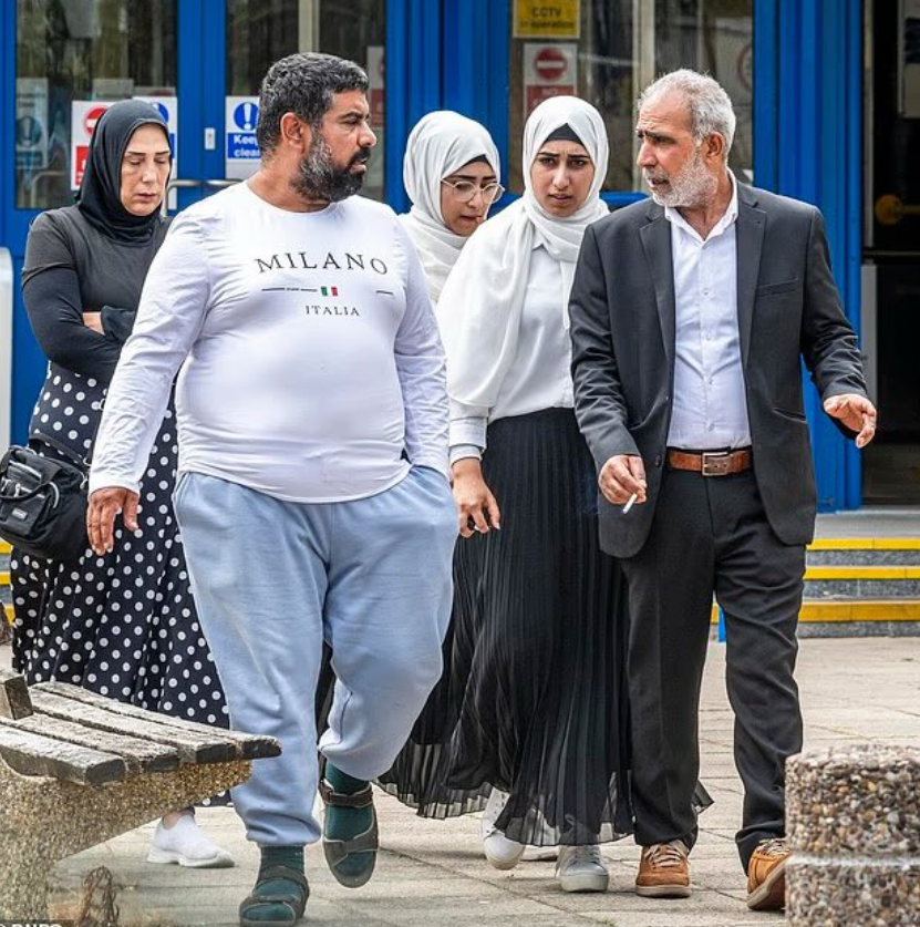 AldoSterone111's tweet photo. GB : un migrant syrien de 18 ans (t-shirt blanc) viole une jeune femme. Il vient au tribunal libre et repart libre. https://t.co/wtFI18Y8aM