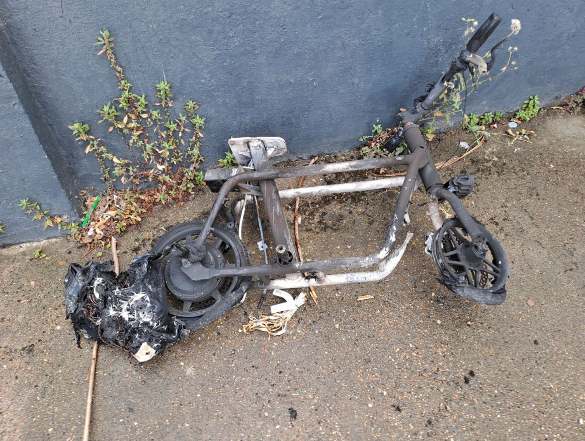 LondonFire's tweet image. We've issued another e-scooter safety warning after a man was forced to jump from a window to escape a fire at a house converted into flats in #Acton.
Never block your escape route with anything. Store e-bikes & e-scooters away from a main through route london-fire.pulse.ly/uxfexlxk5q