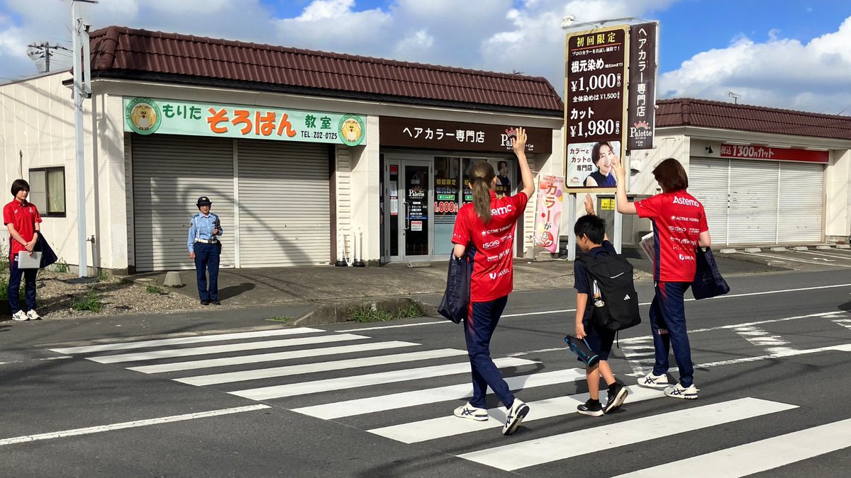 astemojp's tweet image. Astemo佐和工場が茨城県警の「ハンドサインモデル事業所」に指定されました👮🙌
信号機のない横断歩道での交通事故を防ぐため、Astemoリヴァーレ茨城と協力し通勤・通学時間帯に街頭キャンペーンを行いました🚸📢
#Astemo
#交通安全 #ハンドサイン運動
@Astemo_Rivale @ibarakipolice