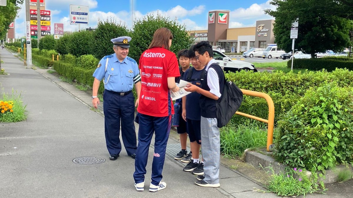 astemojp's tweet image. Astemo佐和工場が茨城県警の「ハンドサインモデル事業所」に指定されました👮🙌
信号機のない横断歩道での交通事故を防ぐため、Astemoリヴァーレ茨城と協力し通勤・通学時間帯に街頭キャンペーンを行いました🚸📢
#Astemo
#交通安全 #ハンドサイン運動
@Astemo_Rivale @ibarakipolice