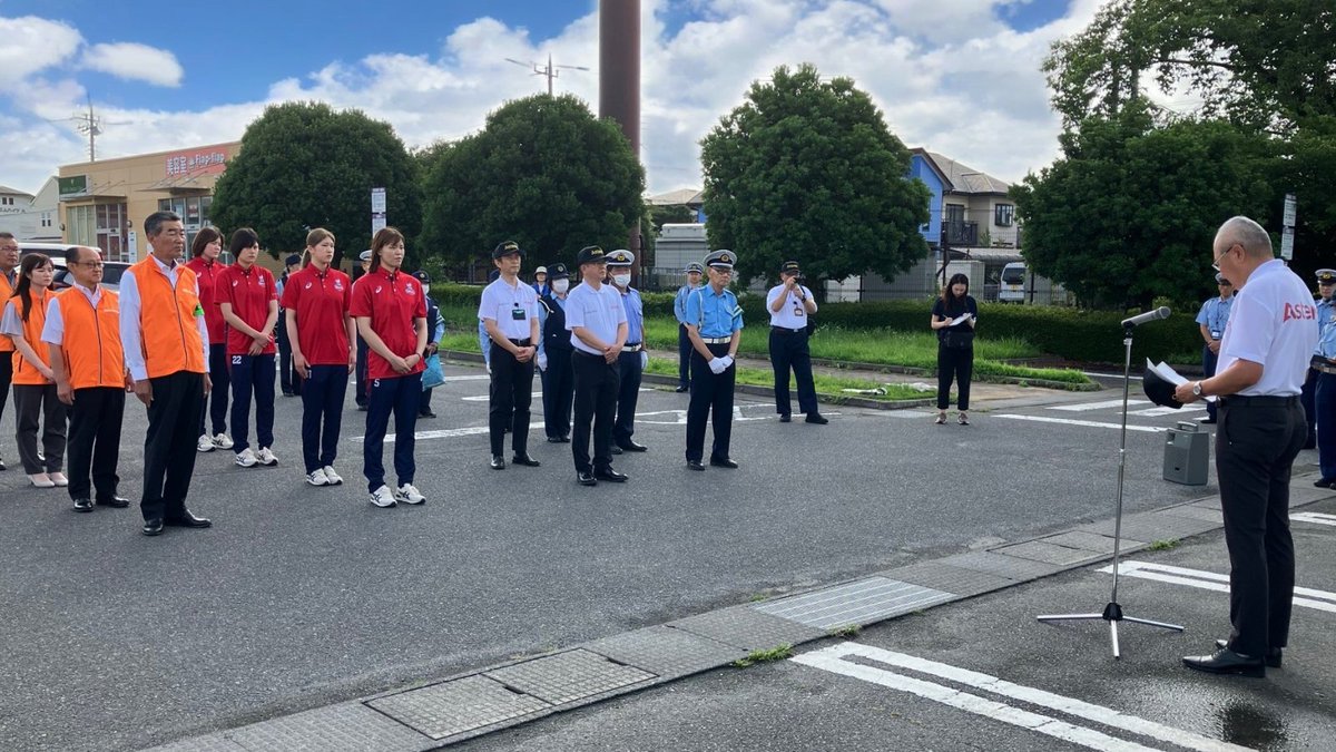 astemojp's tweet image. Astemo佐和工場が茨城県警の「ハンドサインモデル事業所」に指定されました👮🙌
信号機のない横断歩道での交通事故を防ぐため、Astemoリヴァーレ茨城と協力し通勤・通学時間帯に街頭キャンペーンを行いました🚸📢
#Astemo
#交通安全 #ハンドサイン運動
@Astemo_Rivale @ibarakipolice