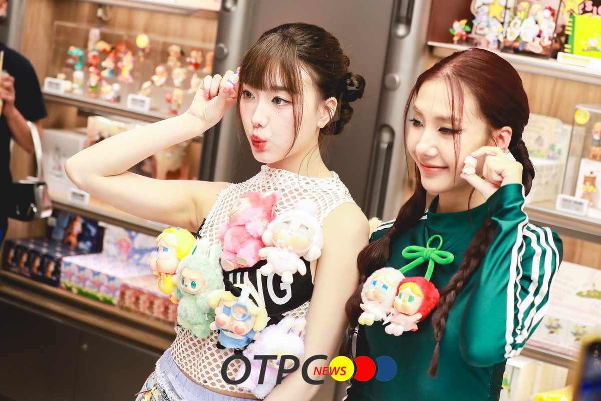 "คิม-แทด-โจริญ-อ๊ะอาย" ร่วมเปิดตัวคอลเลกชันสุดเอ็กซ์คลูซีฟ Thailand Limited Edition "MEGA SPACE MOLLY 400% MANGO STICKY RICE" 🥭💛 ครั้งแรกของโลก ในงาน "Sawasdee Siam"

#PROXIEKim #TadATLAS
#Jorin4EVE #Aheye4EVE
#SawasdeeSIAMCENTER
#POPMARTatSIAMCENTER
#POPMARTTHAILAND