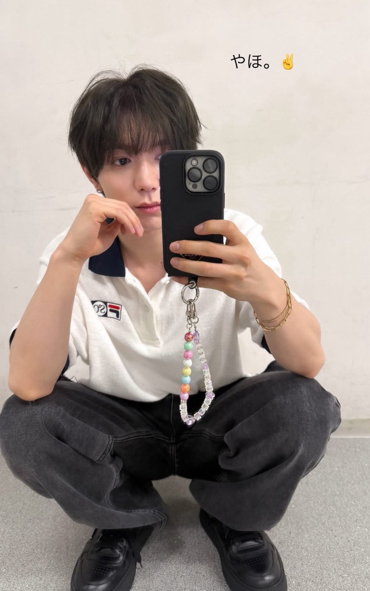 しめちゃんが匂わせてるスマホストラップ、ビーズの色がいつものTravis