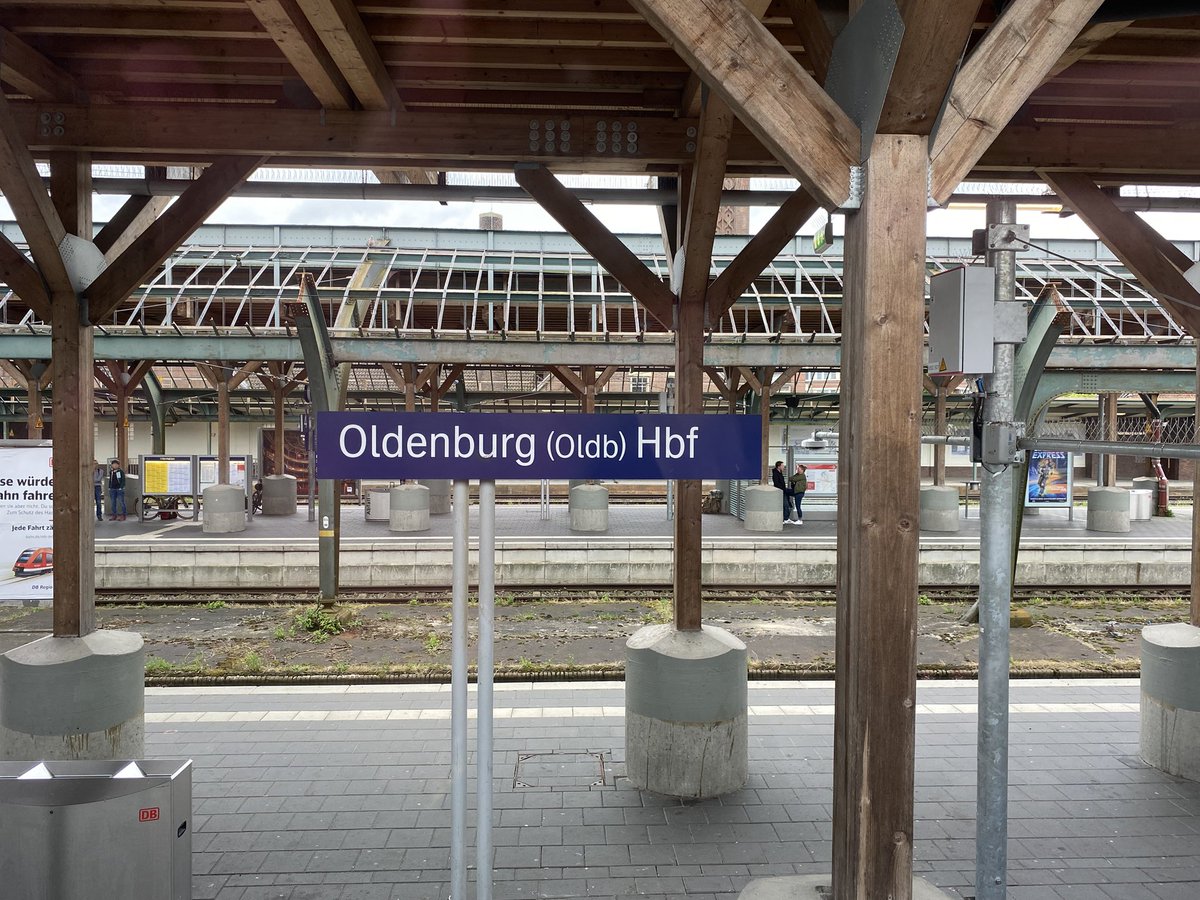 AndreThess's tweet image. Oldenburg wird bis 2035 klimaneutral. Vorher wird die Stadt es vielleicht auch schaffen, das seit meinem ersten Besuch 2017 mit Panzersperren gestützte kaputte Dach seines Bahnhofs zu reparieren.