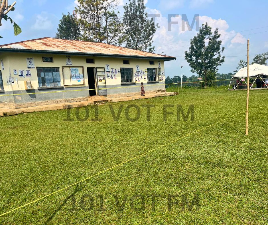 VoiceofToro's tweet photo. The current status at Busoro, which serves as the district tally centre, has been affected by delays in the arrival of equipment and rumors regarding potential changes to the elections.
#nrmprimaries2025 #votupdates
#NRMPrimaries #votradio #VOTNews https://t.co/IfUUJNpv3I