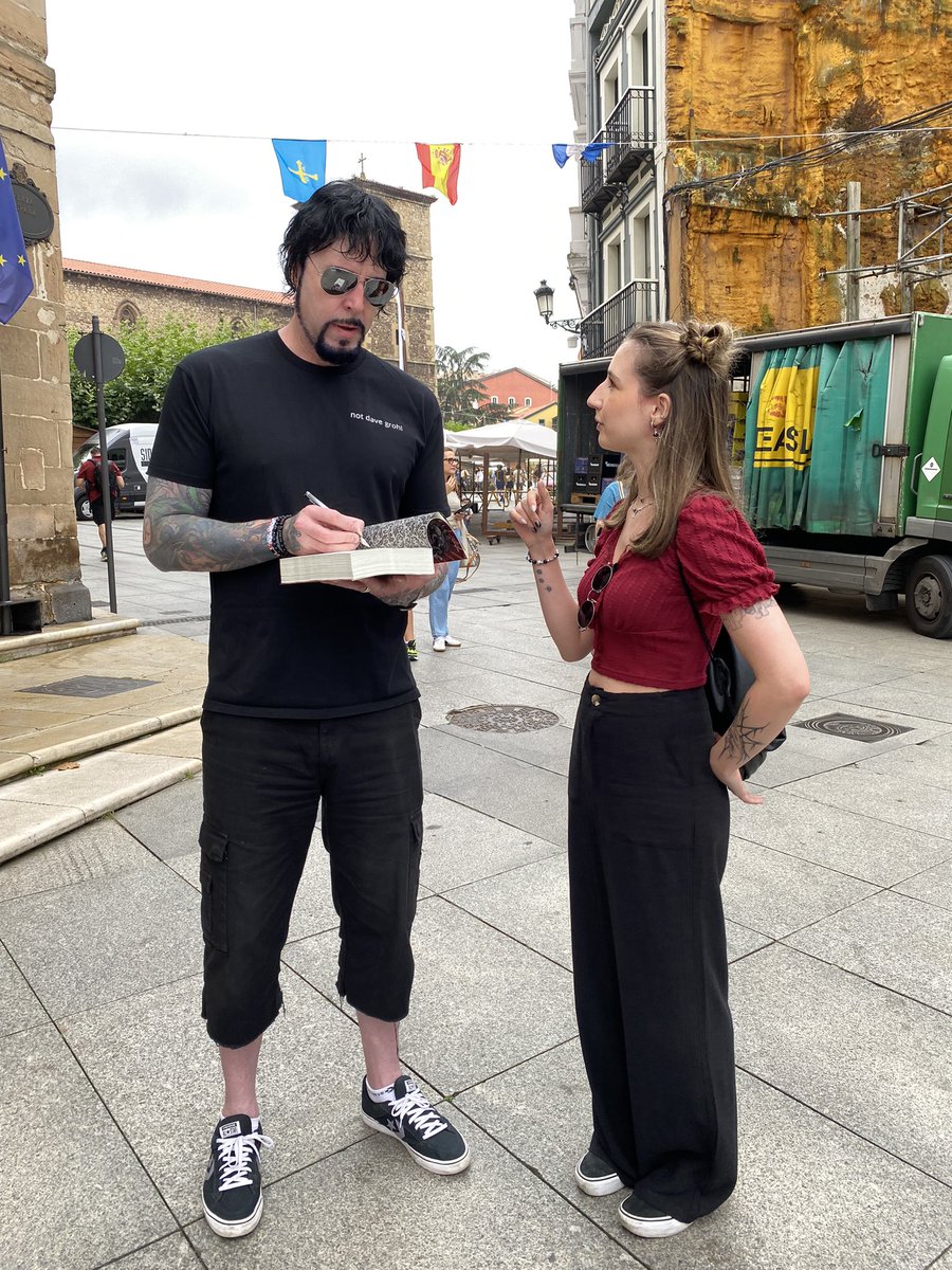 tyylorsversion's tweet image. he llegado hace 5 minutos a Avilés lo juro este hombre no duerme