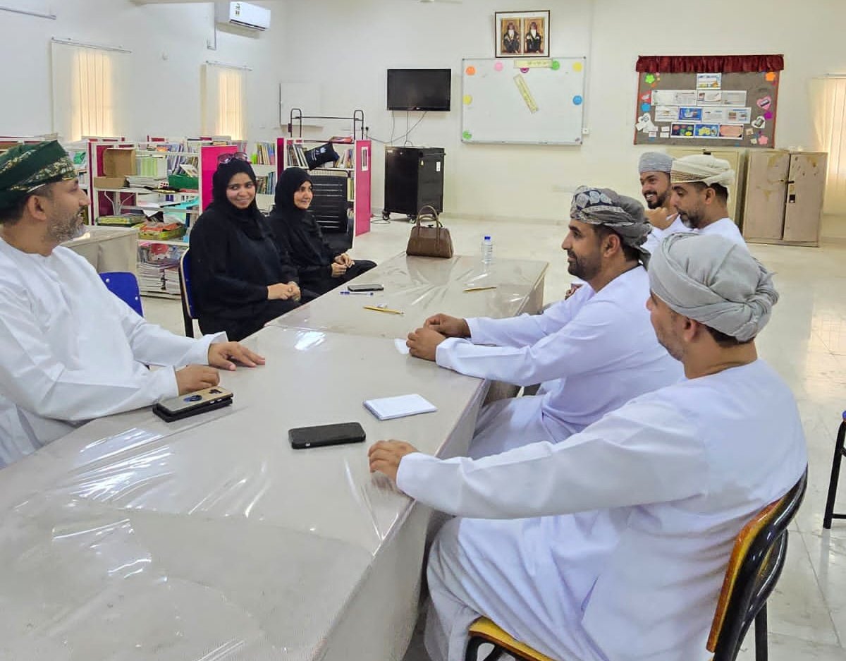 في إطار المتابعة المستمرة لجاهزية البنية الاساسية لتقنية المعلومات في المباني المدرسية التي تقوم بها الوزارة  ممثلة في المديرية العامة لتقنية المعلومات قام اليوم فريق من دائرة الشبكات والاتصالات بالوزارة برئاسة مديرة الدائرة المهندسة عائشة  الراشدية والمهندسين بالدائرة وبمعية