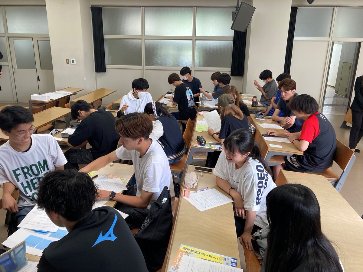 shkpr's tweet image. 福島県選挙啓発サポーターネットワーク事業で、経済経営学部1年生が選挙啓発ワークショップを実施!公約分析や模擬選挙を通じて、政治を身近に感じる貴重な機会に。若者の投票率向上と地域課題解決への一歩をいわきから!🗳️ #選挙に行こう #若者と政治