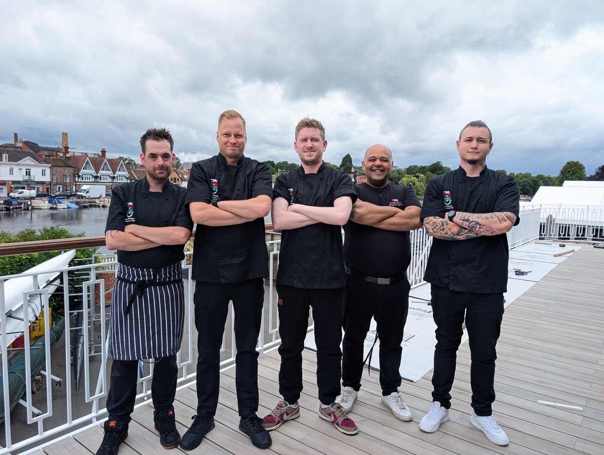 Leander_Club's tweet image. The dream team behind every delicious dish! So proud of our incredible kitchen crew. These guys bring the heat (and the flavour!) every single day. 🍳👨‍🍳
#kitchenstaff #topteam #kitchencrew #cheftalk