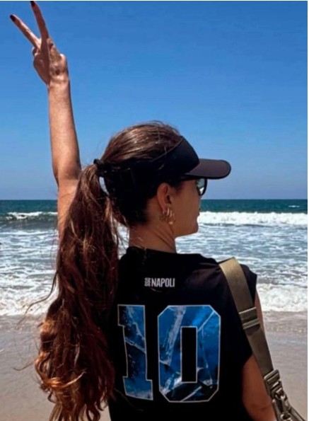 Poteva essere qui su X a godersi il #Napoli con noi. 

Ma la parte malata di questo social ha deciso di vomitarle addosso tutto l'odio possibile. 

La "vendetta" di Valentina #DeLaurentiis è arrivata inesorabile e ha il profumo dell'amore.

Il male si combatte con la bellezza.