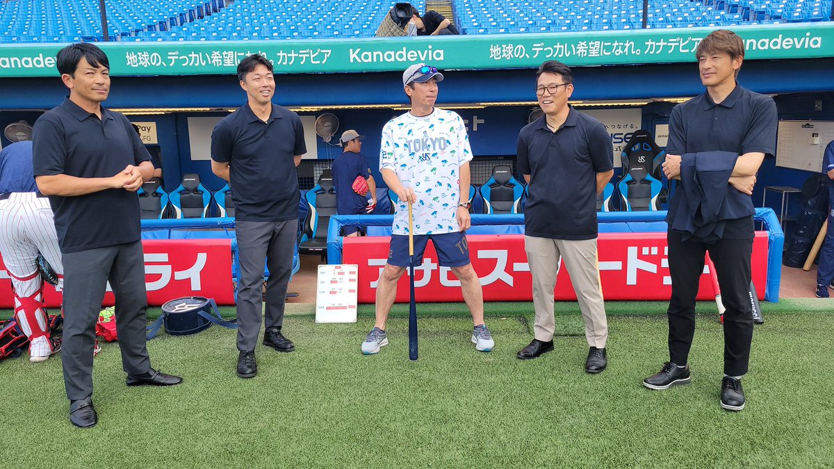samuraijapan_pr's tweet image. 侍ジャパントップチームの #井端弘和 監督、#能見篤史 コーチ、#吉見一起 コーチ、#松田宣浩 コーチがプロ野球公式戦視察のため明治神宮野球場を訪問。
ヤクルトの #髙津臣吾 監督や巨人の #阿部慎之助 監督、#亀井善行 コーチ、選手らと挨拶を交わしました。
#侍ジャパン #swallows #ジャイアンツ