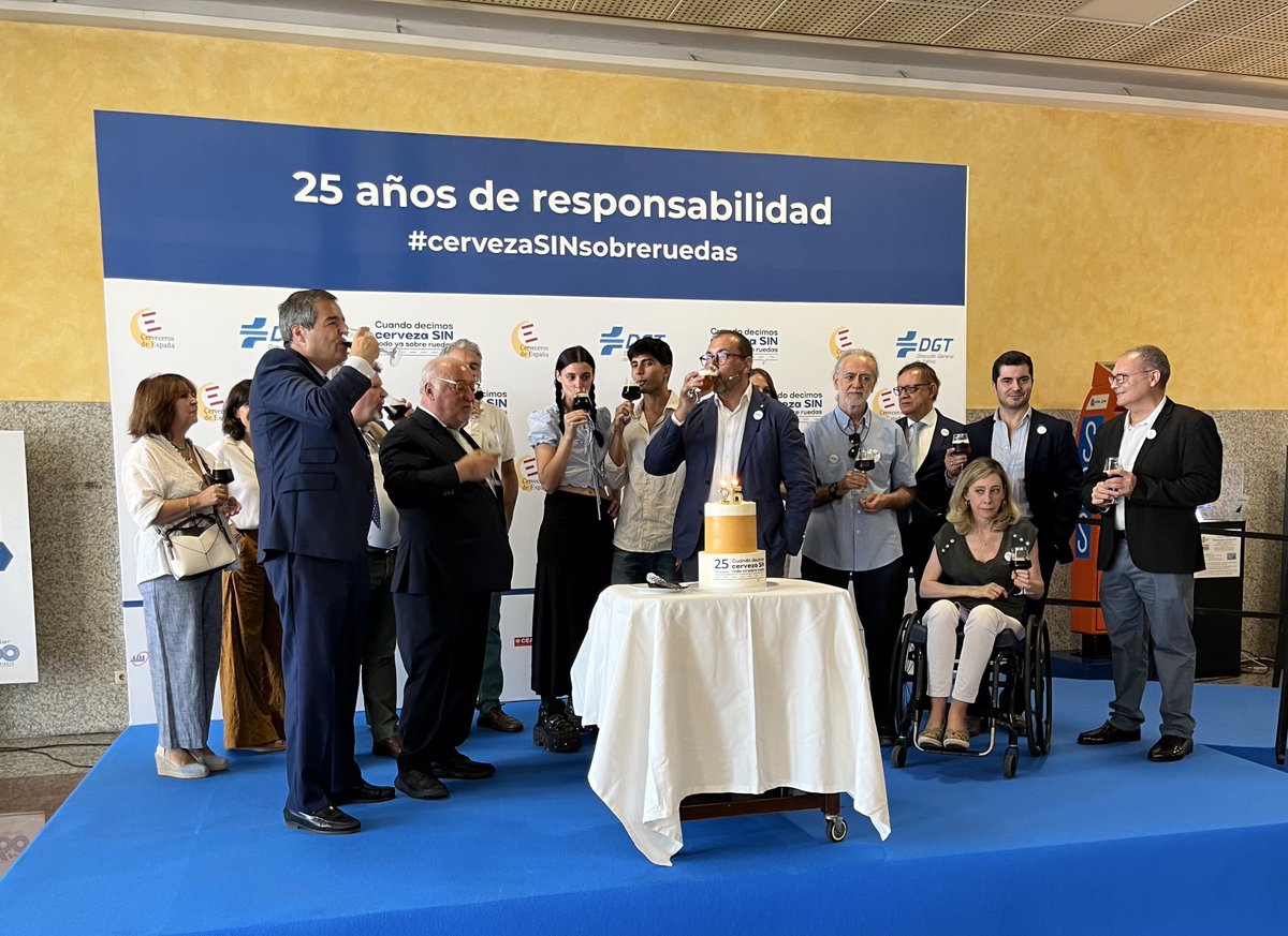 Brindamos con una #CervezaSIN por otros 25 años de responsabilidad. #CervezaSINsobreruedas