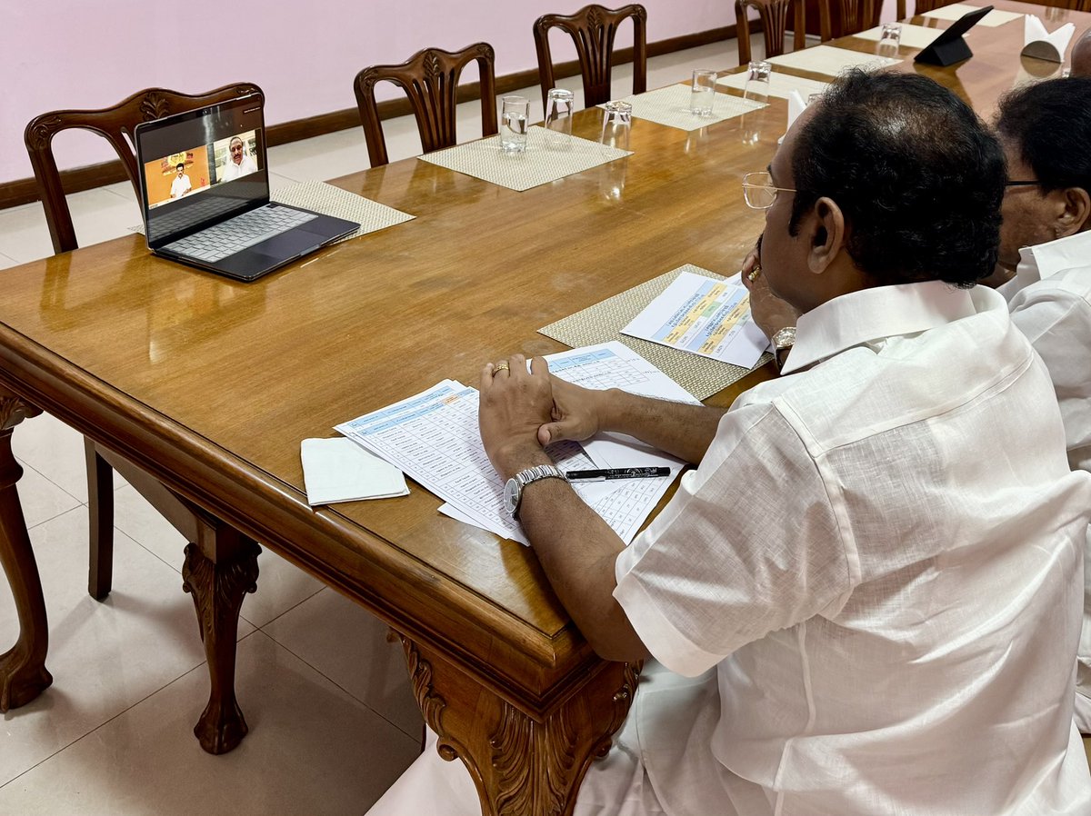 Thangam Thenarasu (@tthenarasu) on Twitter photo கழகத் தலைவர் -  மாண்புமிகு தமிழ்நாடு முதலமைச்சர் தளபதி திரு. மு.க. ஸ்டாலின் அவர்களின் தலைமையில், "ஓரணியில் தமிழ்நாடு - உறுப்பினர் சேர்க்கை" பொருளை மையப்படுத்தி, திராவிட முன்னேற்ற கழகத்தின் மாவட்டச் செயலாளர்கள் கூட்டம் இன்று காணொலி காட்சி வாயிலாக நடைபெற்றது. இக்கூட்டத்தில், கழகத் தலைவர் -  மாண்புமிகு தமிழ்நாடு முதலமைச்சர் தளபதி திரு. மு.க. ஸ்டாலின் அவர்களின் தலைமையில், "ஓரணியில் தமிழ்நாடு - உறுப்பினர் சேர்க்கை" பொருளை மையப்படுத்தி, திராவிட முன்னேற்ற கழகத்தின் மாவட்டச் செயலாளர்கள் கூட்டம் இன்று காணொலி காட்சி வாயிலாக நடைபெற்றது. இக்கூட்டத்தில்,