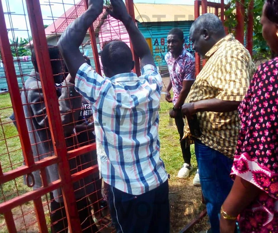 VoiceofToro's tweet photo. Hon. Alex Ruhunda, the incumbent MP for Central Division in Fort Portal Tourism City, arrived at Mukonomura polling station at 11:36 AM today.
#nrmprimaries2025 #NRMPrimaries
#VOTNews #votupdates #ThePeoplesVoice https://t.co/aQhEI7LUnh