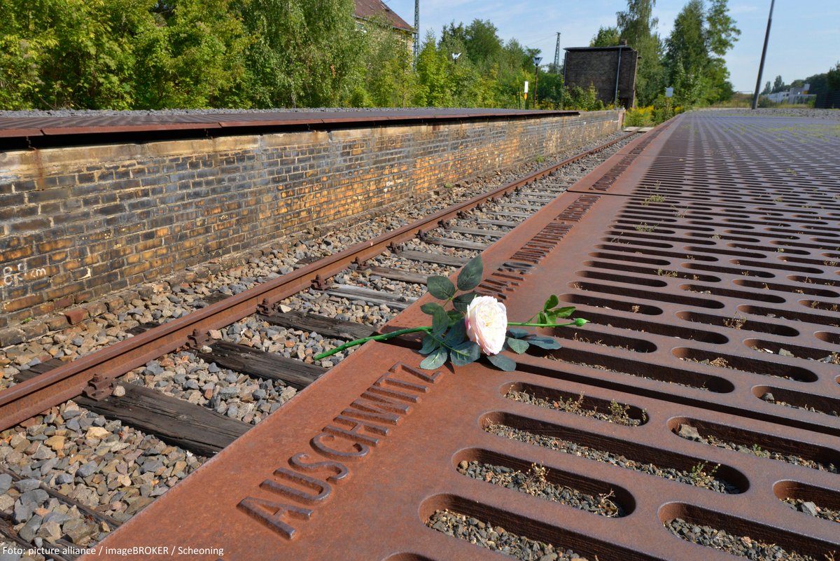 BundesKultur's tweet image. Bahnhöfe als vergessene Tatorte: Jetzt wird ihre Geschichte sichtbar.
Bahnhöfe waren Ausgangspunkte der NS-Verbrechen. 13 Initiativen machen sichtbar, was lange verdrängt war. Starkes Engagement für die Erinnerungskultur.
Mehr: t1p.de/1i64s