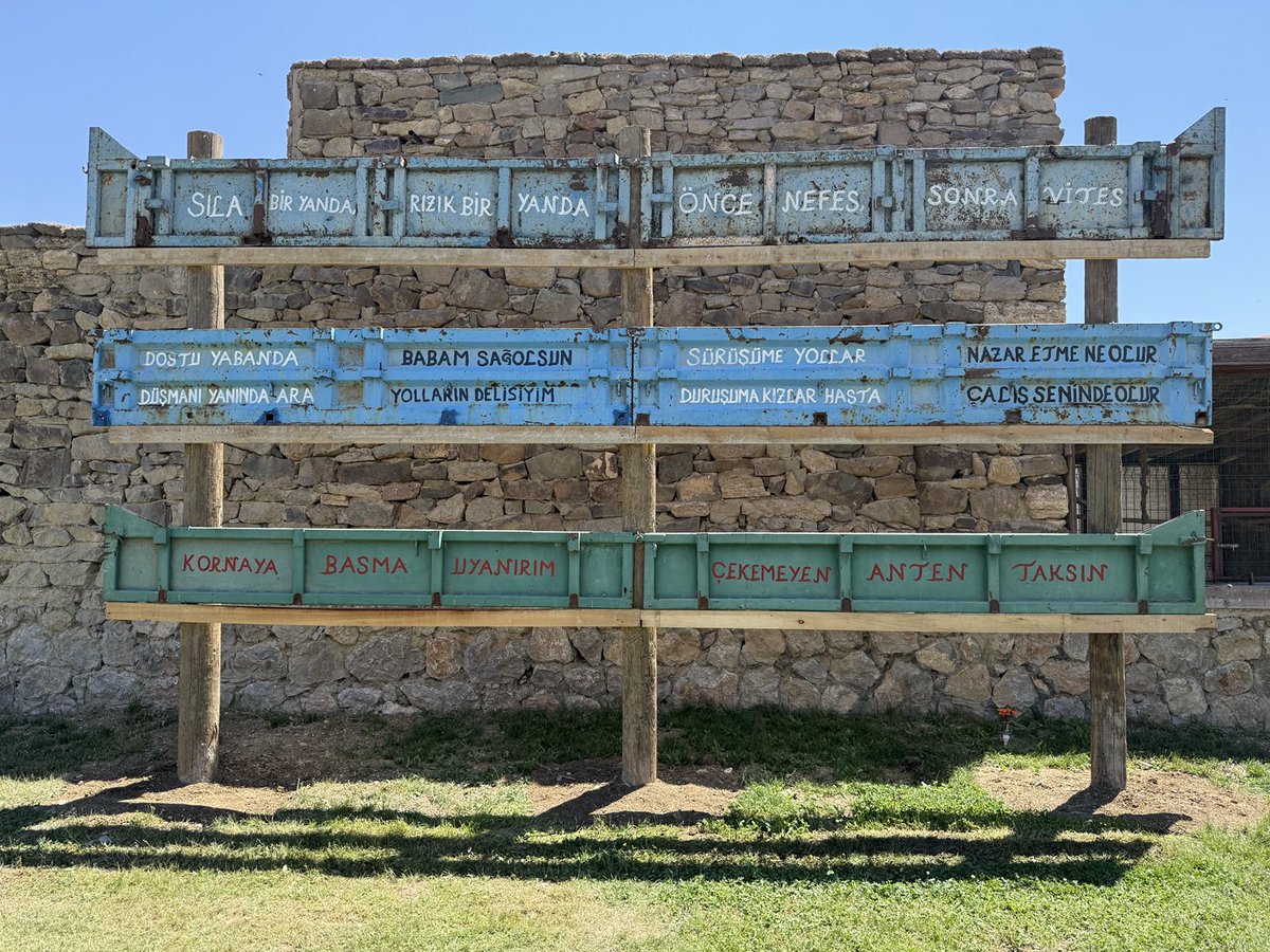 Bir Anadolu Kültür Mirası olan “kamyon arkası yazıları” nı müzemizde yaşatıyoruz.

Hasret,vuslat,gurbet ve sevda….

#kenanyavuzetnografya
#kamyonarkasıyazıları