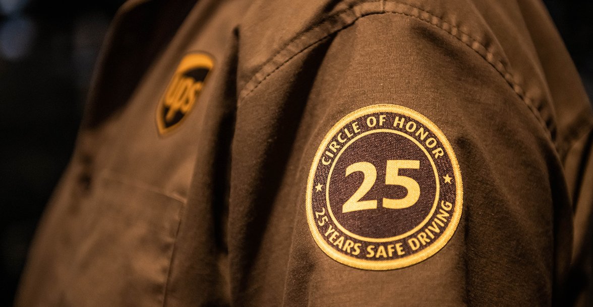 Habt ihr gewusst, dass derzeit fast 10.000 UPS Zusteller weltweit seit mindestens 25 Jahren unfallfrei für das Unternehmen fahren? Wir stellen euch 5 von ihnen vor, die zu unseren sichersten Fahrern gehören: spr.ly/601147VLv