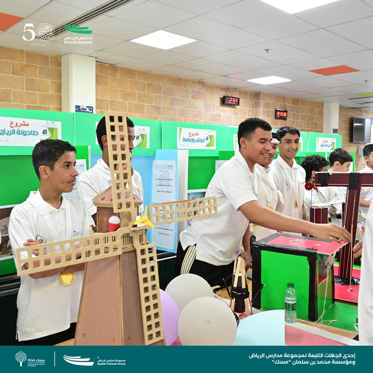 SchoolsRiyadh's tweet image. بحضور أولياء الأمور اختتمت مدارس الرياض برنامج موهبة الإثرائي الأكاديمي، والذي استضافته المدارس على مدار 3 أسابيع بالشراكة مع مؤسسة موهبة وبمشاركة أكثر من 400 طالب وطالبة حيث قدّم الطلاب مشاريعهم الختامية في مجالات الرياضيات والعلوم والتقنية
#Mawhiba #SummerProgram #FinalProjects